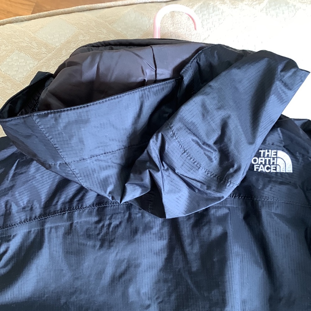 VGUC North Face girls black, size 10-12 coat with hood. - Picture 10 of 14